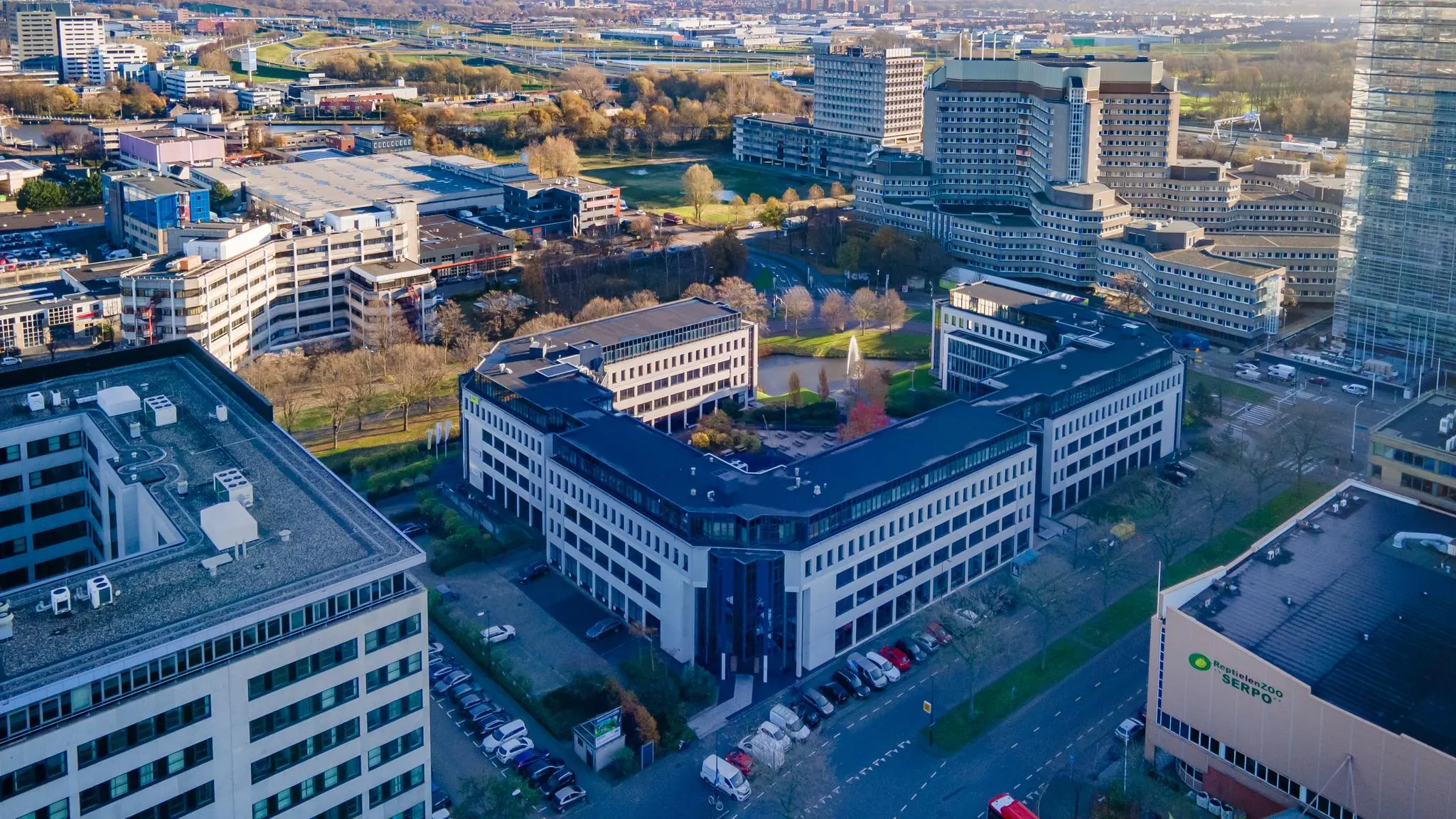 Luchtfoto van kantoorgebouwen aan de De Bruyn Kopsstraat in een zakendistrict in Rijswijk.